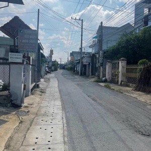 6tr/tháng. đường nhựa rộng 5m. nhà cấp 4. 100m2. gần ubnd phú lợi, thủ dầu một. sân 2 xe hơi