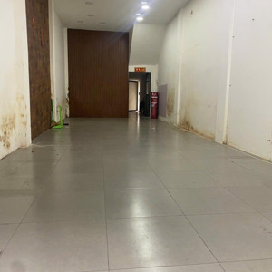 nhà gốc 2 mặt tiền võ văn kiệt, dt 4m x 20m, gần chợ hòa bình .