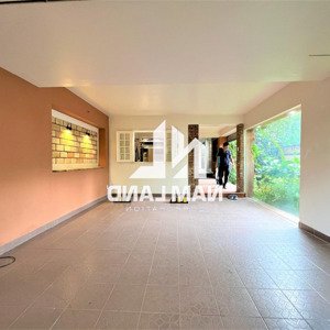 cho thuê nhà có sân vườn rộng có thang máy 3 lầu 4 phòng view landmark 81 ngay gần đường trần não