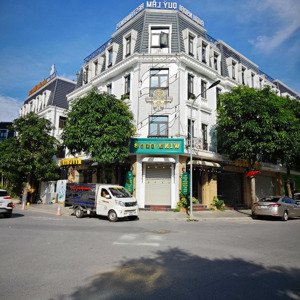 cho thuê nhà lô góc phố trung tâm gần nhà hát lớn, mặt tiền 40m, dtsd 1100m2, nhà 2 tầng thông sàn