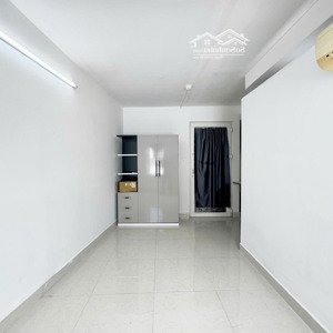 phòng rộng cửa sổ trời thoáng mát ngay học viện cán bộ bình thạnh