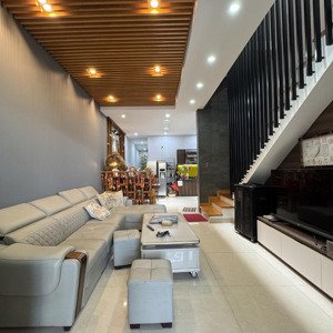 chủ chuyển công tác cần bán gấp căn nhà 3 tầng xây ở tâm huyết nội thất gỗ cao cấp