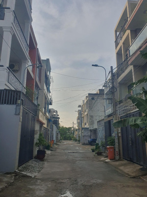 bán nhanh nhà 1 trệt 2 lầu 61m đất cách đường bưng ông thoàn ( 30m) tầm 3 căn nhà giá 5,9 tỷ
