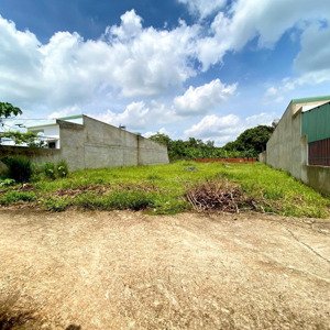 kẹt tiền bán gấp 275m2 đất có sẵn thổ cư sát bên chợ, trường học dân xung quanh ở đông