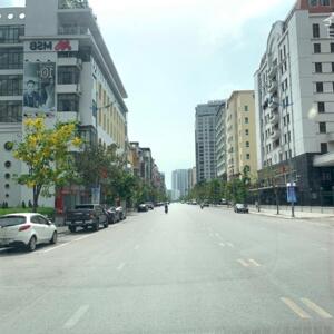 Cho thuê mặt tiền siêu rộng 28m DTSD: gần 900m2 nhận diện cực tốt, vỉa hè rộng.