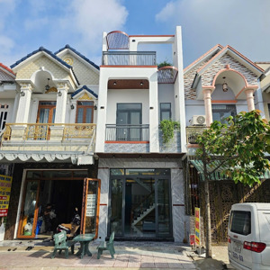 bán nhà mặt tiền ngay ngã tư miếu ông cù và gần chợ trên đường trục chính dt743