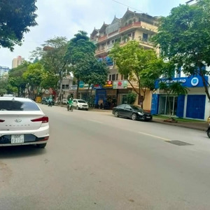 cho thuê mặt bằng kinh doanh đẹp sầm uất nhất phố. diện tích 200m2, mặt tiền 15m, vỉa hè rộng.