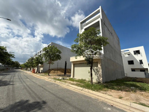 chính chủ bán gấp căn shophouse nhà phố thương mại, giá 9 tỷ. bà rịa city gate phạm yến