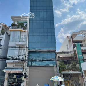 tìm kiếm tòa nhà 840m2 sử dụng ở đâu xa, tòa nhà sàn suốt được ngăn trước sau !!!!!!