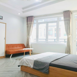 căn phòng full nội thất, ban công rộng, gàn trường đại học hutech, ngoại thương, gtvt