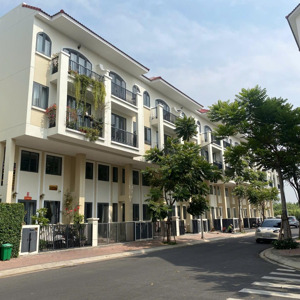 hàng hiếm senturia nam sài gòn giai đoạn 1 giá 6,4 tỷ. liên hệ: 