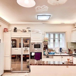 biệt thự sân vườn 3 tầng - mặt phố nguyễn gia thiều - tinh hoa phố cổ. 250m2, mt 8,28m - 210 tỷ.