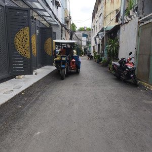 nhà mới 4tầng mới nội thất đầy đủ và cao cấp có ban công, sân thượng trước sau 2