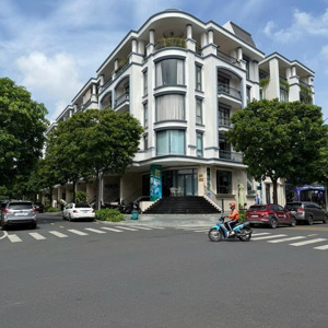 căn góc vị trí vip full tiện ích 240m2, 1hầm 5tầng ngăn kính sẵn chỉ việc vào làm giá tốt chỉ 100tr