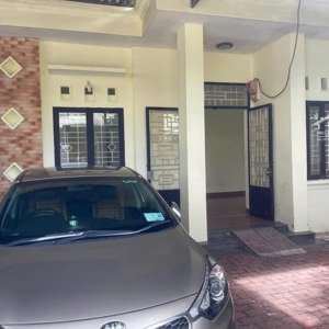 7,5tr/tháng. nhà kdc hiệp thành 2. 3pn, 2wc, giếng trời, đường nhựa, sân oto. đáng xem. đáng xem.