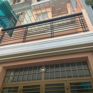ann cho thuê nhà riêng nguyên căn, gồm 1 trệt 3 lầu giá 12 triệu cọc 1 tháng