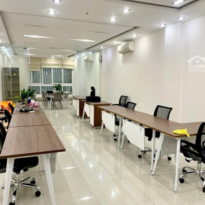 cho thuê văn phòng sẵn bàn ghế như hình, phòng sếp riêng. lh: office danang 