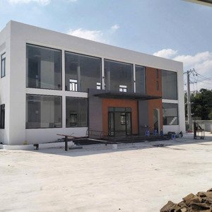 xưởng tân uyên mới 100%. dt 4500 vp 200m. giấy tờ đầy đủ, pccc tự động. điện 560kva . sx gỗ , ..