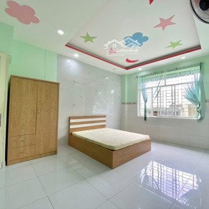 căn phòng cửa sổ lớn full nội thất 45m2 vị trí ngay cầu điện biên phủ, đh uef hiu hutech, hàng xanh