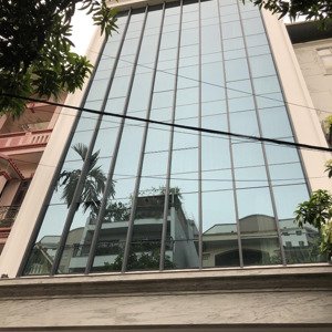 cho thuê nhà phân lô tại mai dịch .dt : 50 m * 7 tầng .mt : 5 m. thông sàn , thang máy