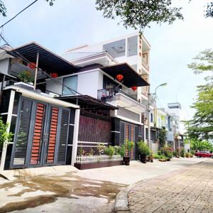 nhà xinh ngay công viên và gần biển giá rẻ