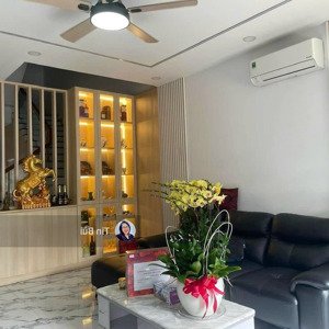 bán nhà 3 tầng có hồ cá koi siêu đẹp, dt 121m2 đường 10m có lề, kdc bảo vệ 24/24 sát global city.