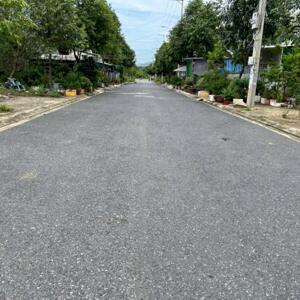 Bán đất Tđc Đất Lành - Nha Trang đường 16m - Diện tích: 64m2 ngang 4m - Sổ Hồng, đường nhựa 16m, xây dựng tự do. - Giá bán: 2ty750 (bớt lộc)