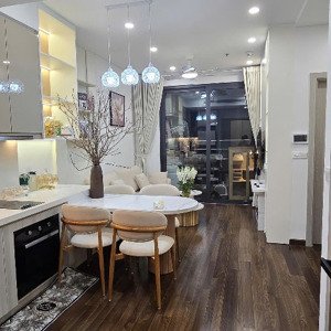 khách thuê trả nhà sớm nên tôi cần cho thuê gấp căn hộ 1n phân khu cao cấp masteri, view hồ, mpdv