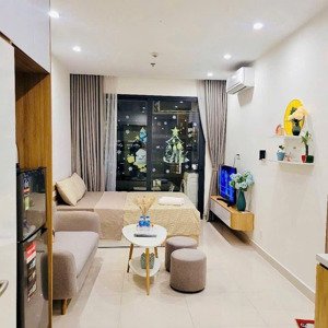 cho thuê căn studio ,full đồ, căn có ban công nhìn nội khu.