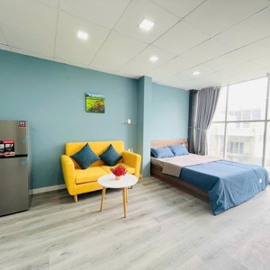 cho thuê căn hộ studio gần sân bay full nội thất với cửa sổ lớn