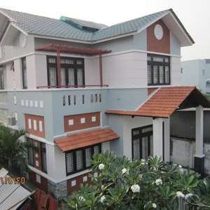 biệt thự mini hiếm có 10x20 ngay chợ đầu mối hóc môn như hình 9 tỷ tl