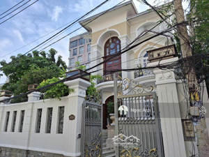 chủ gửi bán căn biệt thự siêu đẹp - ngay quốc hương - sd 360m2 - full nt new 100% - gía chỉ 65 tỷ