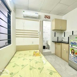 hình thật giá thật, trống sẵn studio full nội thất cơ bản có cửa sổ lớn, giáp ranh quận 1