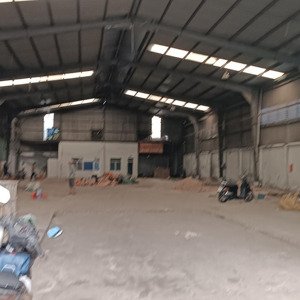 cho thuê kho xưởng tổng dt 3500m2 . dt xưởng 2400m2 giá 120 tr/ tháng. lh 