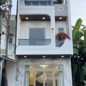 nhà 1 trệt 2 lầu tp thủ dầu một đường ô tô vào tận cửa. shr công chứng ngay. cạnh bv hoàn mỹ