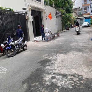 nhà hxh tránh nhau phan đăng lưu, 3 lầu 5pn có sân đậu ô tô. hẻm văn minh, dân trí cao, giá: 28tr