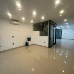 cho thuê văn phòng tại him lam kênh tẻ, giá 15tr/th vào liền .