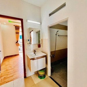 chính chủ cần cho thuê căn phòng trọ 35m2 - có máy lạnh, ban công - gần đầm sen