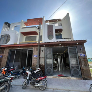 bán nhà 2 tầng mới xây sổ hoàn công đầy đủ mặt tiền đường đt826 gần kcn cầu tràm bình chánh