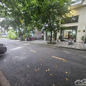 bán nhà đẹp 4,2m x17m.xây 1 lửng,3 lầu .đường nhựa 12m có vỉa hè kpl đẹp đường ta16.quận 12