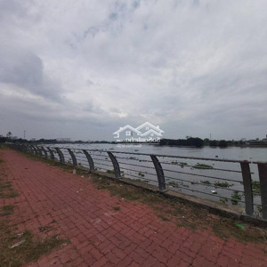 nhà sau lưng giga maill 60 1trệt 4 lầu xe hơi nằm trong khu bên sông. đường thông kinh doanh