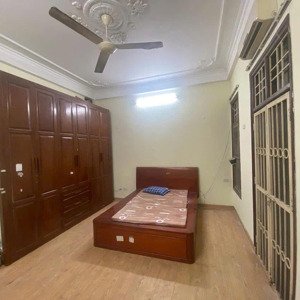 chủ cho thuê phòng trọ có ban công, ngõ 16 hoàng cầu, gần đại học văn hóa, dt: 24m, giá 3,8 tr.