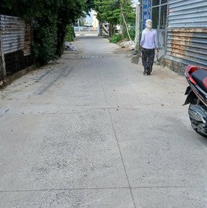nhà 1 lầu đường thông, kinh doanh buôn bán tốt. gần chung cư thạnh lộc