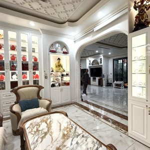 song lập 180 siêu vip, thang máy , vị trí cực đẹp . nội thất đẳng cấp