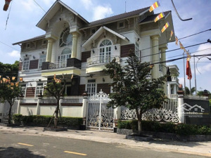 giá quá tốt! biệt thự vip, căn góc 2mt tên lửa bình tân (12x25m) hầm + 3 tầng, cn 297m2