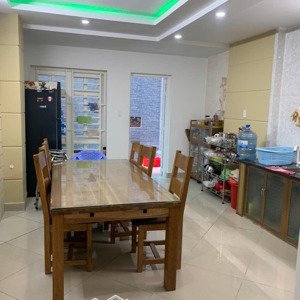 mt đs 20, p5, gv. 4x 25m trệt 3 lầu. gồm: 4pn, 5wc, pk, bếp, pt. sân thượng trước sau. giá: 28tr/th