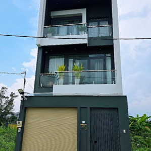 bán nhà 1 trệt 2 lầu sân thượng, 4.3 tỷ tl, ô tô tránh nhau, sổ riêng, 5 phòng 4wc, gần chợ, trường