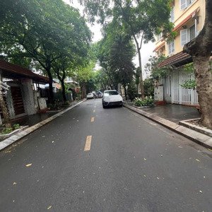 cho thuê nhà mặt phố khu đô thị trung hoà nhân chính- diện tích 220 m2 , mặt tiền gần 15 m .