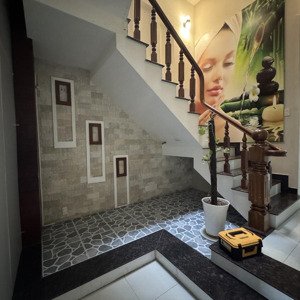 cho thuê nhà mặt tiền 3 tầng nguyễn thị minh khai, đoạn 2 chiều . lh 
