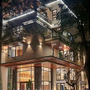 cho thuê căn góc công viên trung tâm pmh, q7. có thang máy, hầm. giá 130 triệu/ tháng